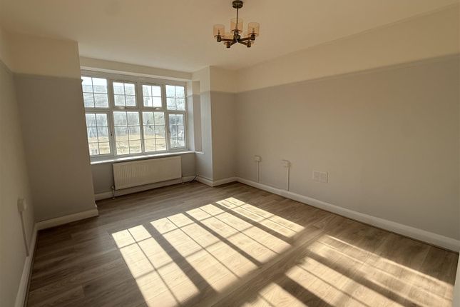 69, Wynash Gardens, Carshalton photo 2