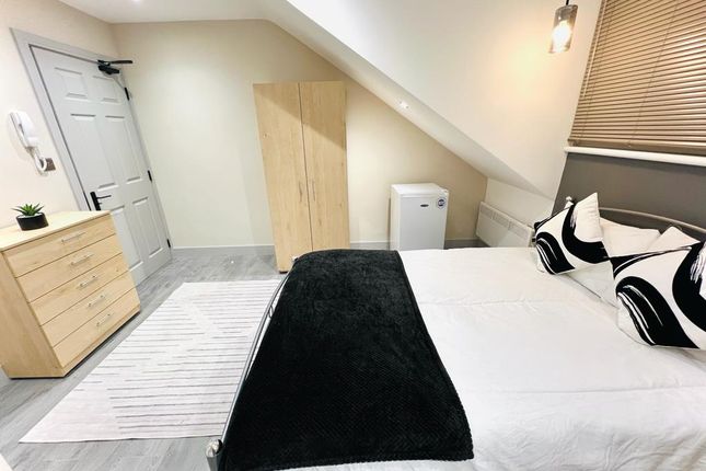 Room to rent in Dunbar Street, London