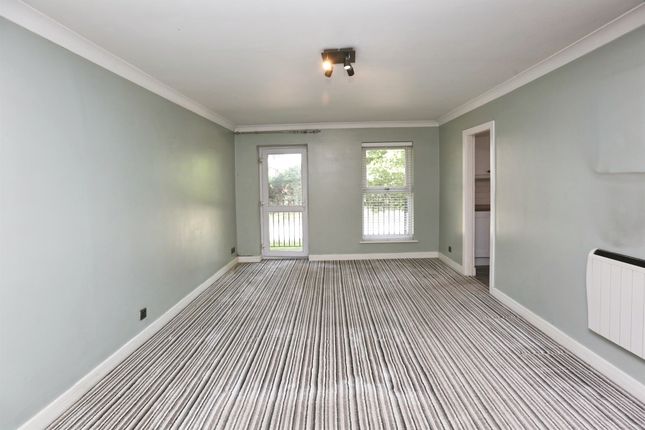 Flat 8, Willow Court, Cleveland Drive, Fareham photo 2