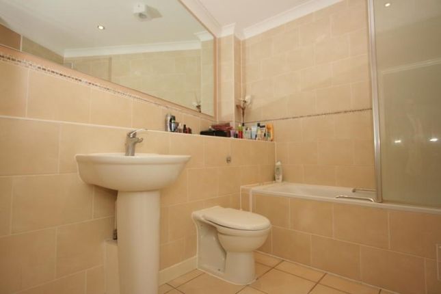 Flat 3 144, Merton Road, London photo 4