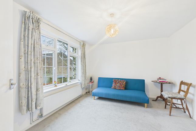 12 Englefield, Horsham photo 2