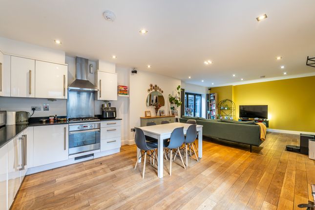 Flat 2, 563, Wandsworth Road, London photo 2
