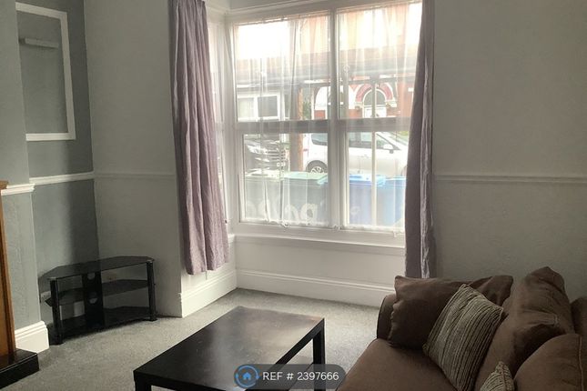 Flat, Windsor Crescent, Bridlington photo 5