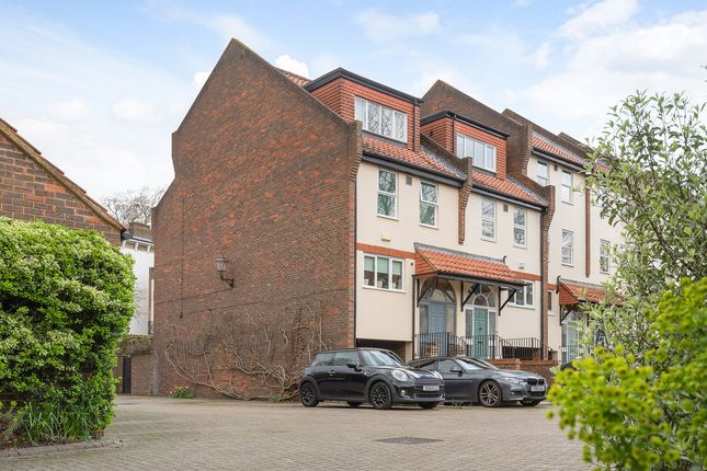 Town house for sale in Millside Place, Isleworth