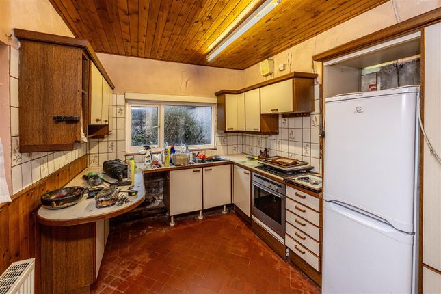 329, Whitehall Road, Bradford photo 2