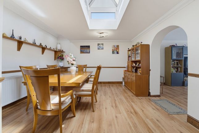 8, Pinewood Grove, Addlestone photo 2