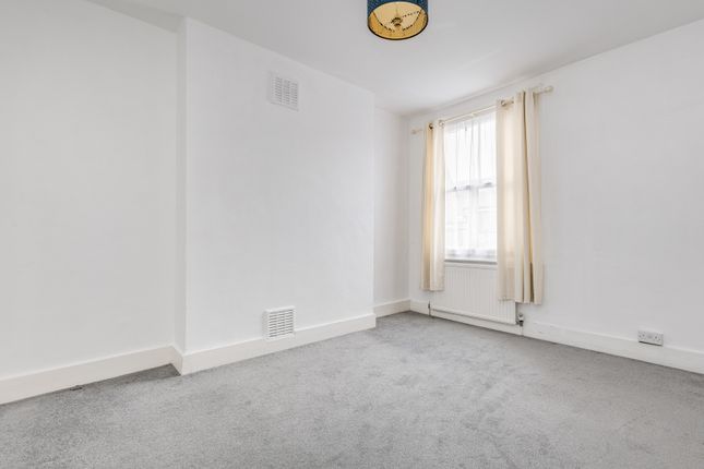 Flat to rent in Radipole Road, Fulham