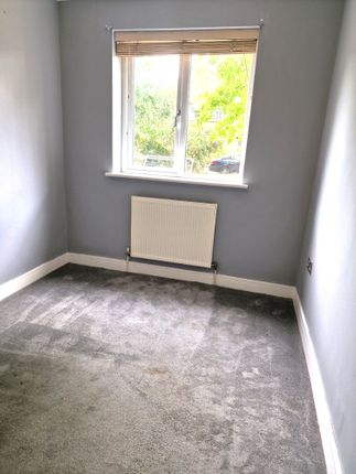 19, Cedar Court, Egham photo 4
