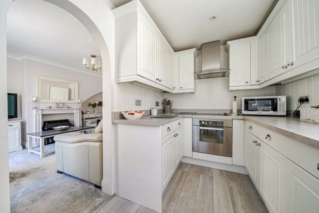 21, Highcombe Close, London photo 4