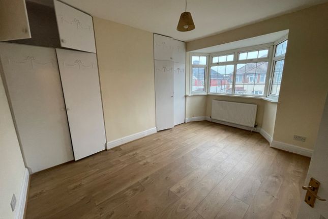 Flat to rent in Bovingdon Avenue, Wembley