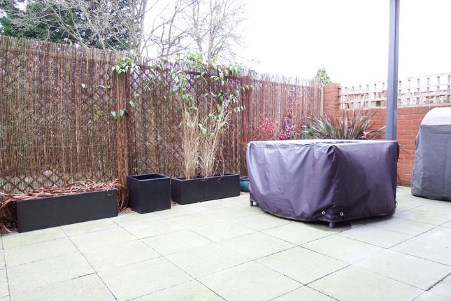 18 Sycamore Avenue, Woking photo 4