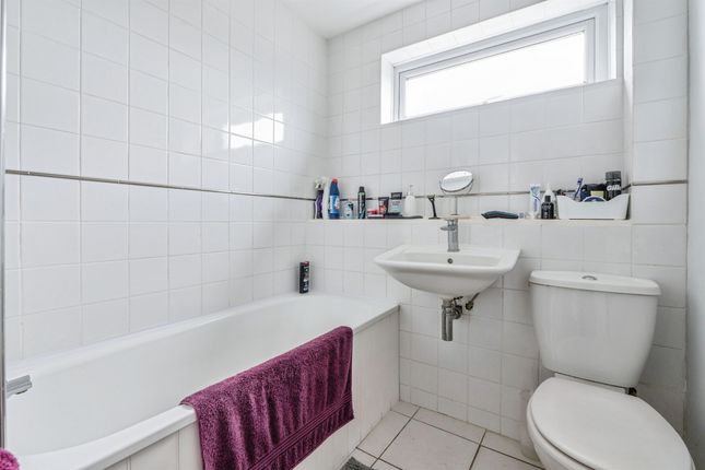 31a, Ongar Way, RAINHAM photo 3