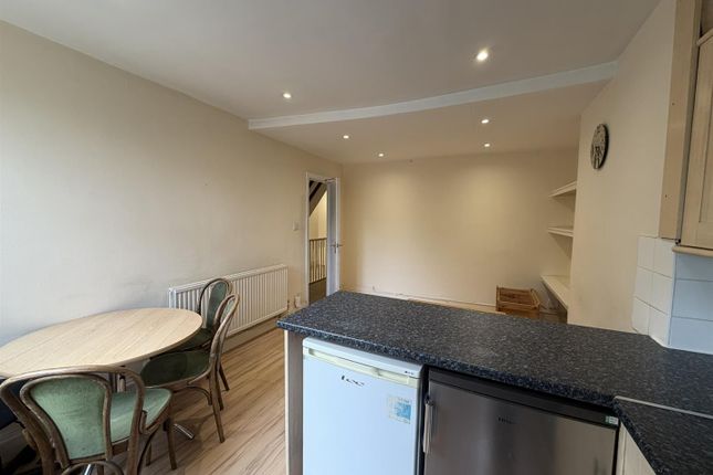 70B, Greyhound Hill, London photo 4