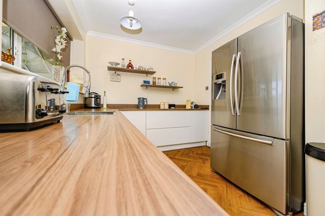 2, Hillview Crescent, Luton photo 4