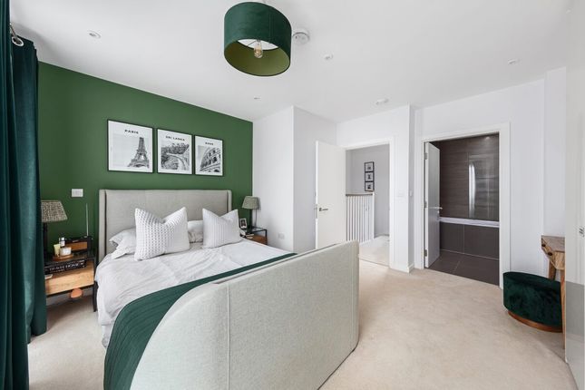 Town house for sale in Handley Drive, London