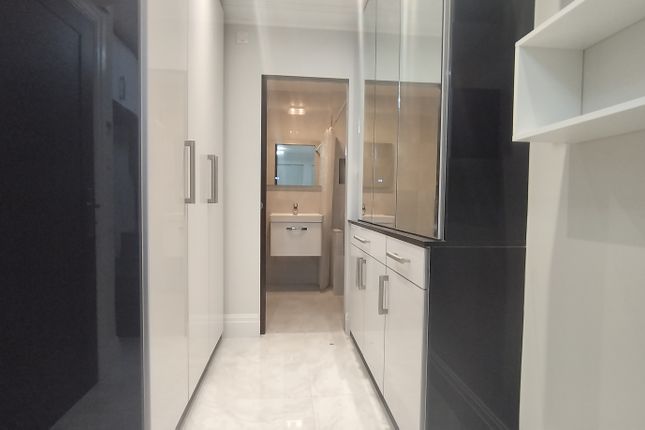 Maisonette to rent in The Mall, London