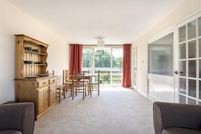 5, Trafalgar Drive, Walton-On-Thames photo 3