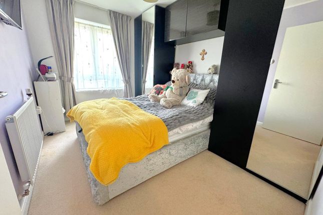 Flat for sale in Featherstone Road, Southall, Greater London