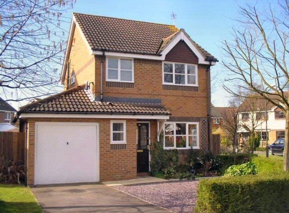 Detached house to rent in Bloomfield Close, Knaphill, Woking
