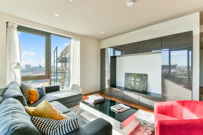 Flat for sale in Capital Building, Embassy Gardens, Nine Elms, London