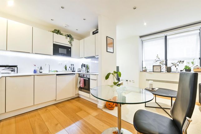 Flat 3, 4-7 Lombard Lane, London photo 2