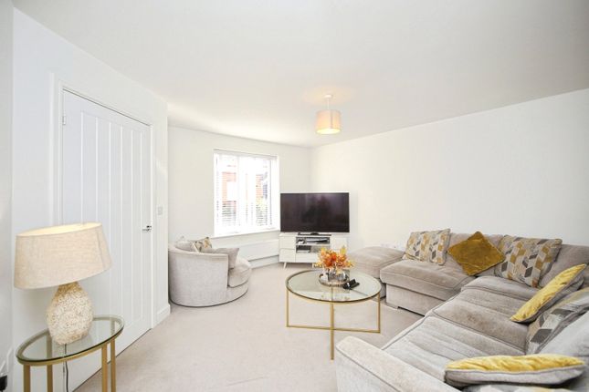 8, Hazel Place, Warwickshire photo 2