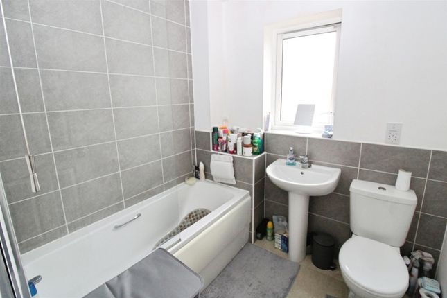 8, Twickenham Close, Hull photo 4