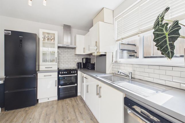 37, Willow Grove, Ruislip photo 2