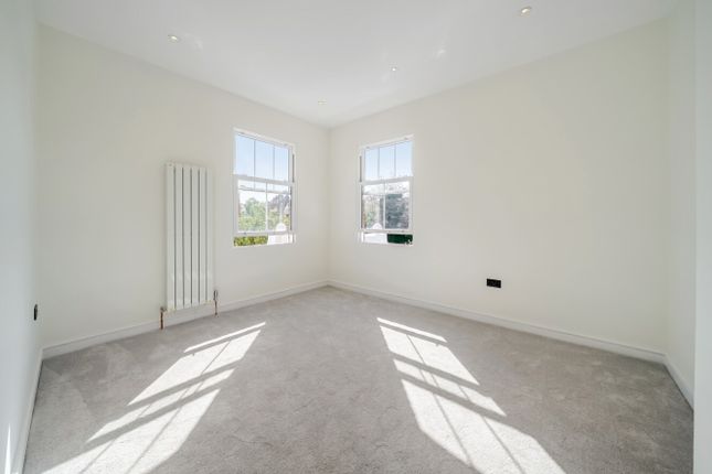 Flat 4, 19, Thornton Avenue, London photo 2