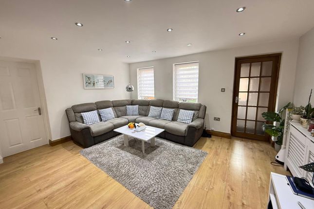 HAWTHRON CLOSE , CRANFORD  photo 5