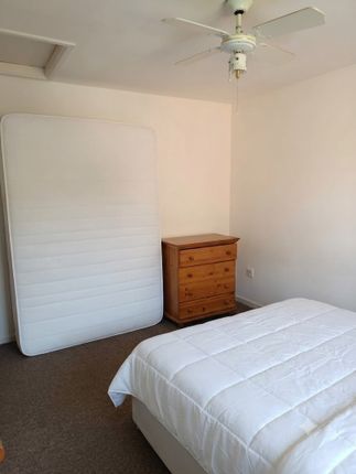 21 , Beaulieu Cl, Hounslow photo 3