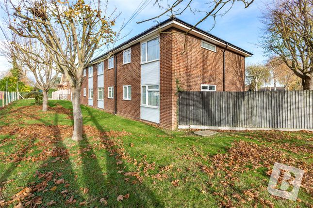 21, Pine Close, Essex photo 4
