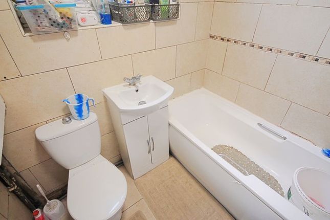 Flat for sale in Whitton Avenue West, Northolt