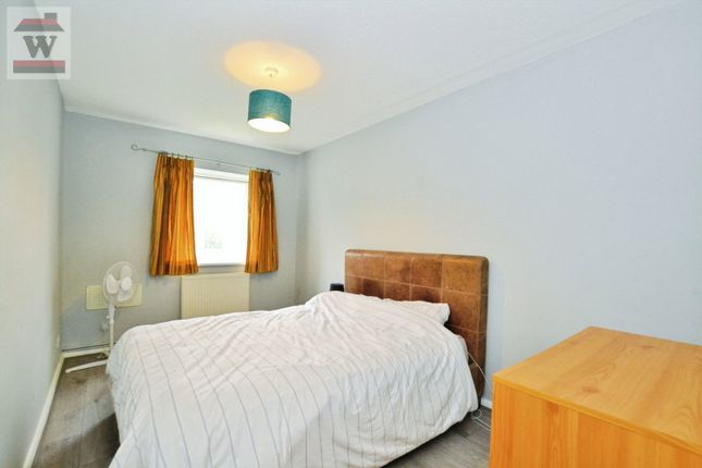 56, Aplin Way, Isleworth photo 4