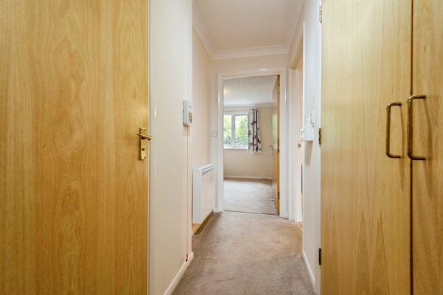 38, Collingwood Court, Royston photo 2