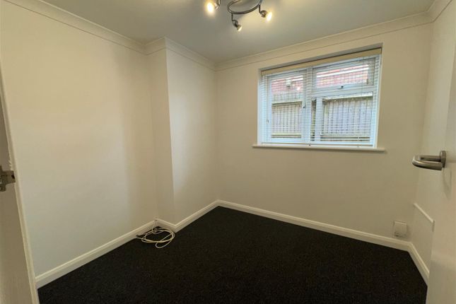 Flat to rent in South Street, Tarring, Worthing