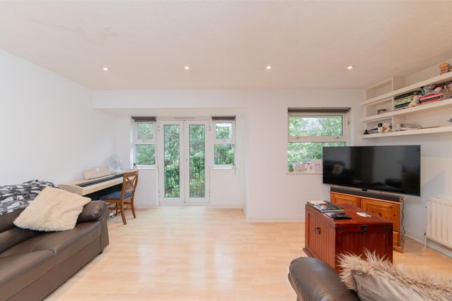 Flat for sale in Lincoln Court, Rickard Close, Hendon, London
