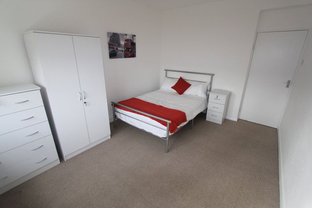 Rokeby House, Lochinvar Street, London photo 3