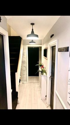 64 Alma Street, London photo 4