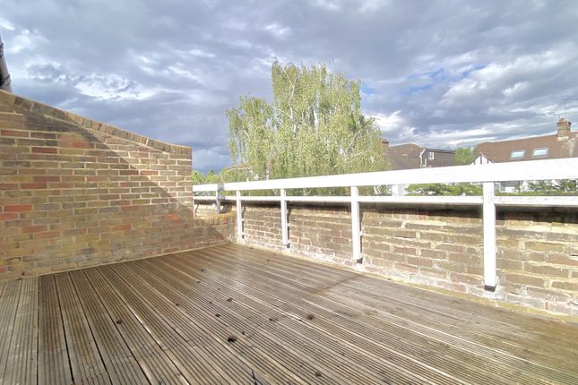 Flat 15 Kingscote, Hodford Road, London photo 2