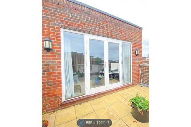 Flat, A High Street, Andover photo 3