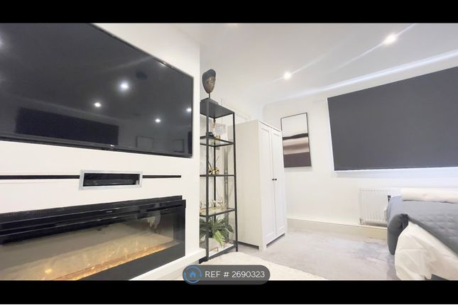 Room 6 Annex Studio Flat £1150-£1260