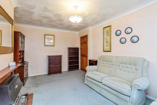 13, Woodhurst Close, Rochester photo 3