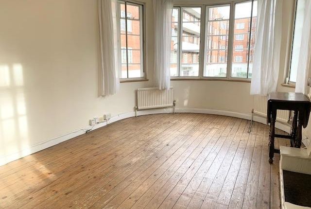 Flat 33, Langham Court, Raynes Park photo 3