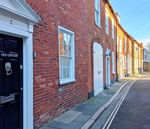 Thumbnail Terraced house to rent in Lion Street, Chichester