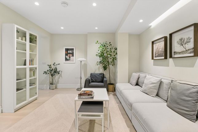 33 Kensington Court, London photo 2