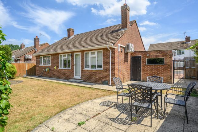22, Robert Close, Hersham Village photo 3