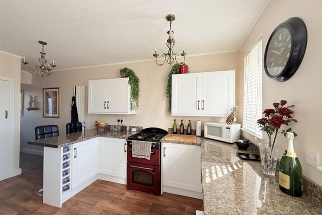 26, Friezland Close, Stalybridge photo 3