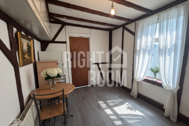 Room 1, 46 Chingford Road, London photo 4