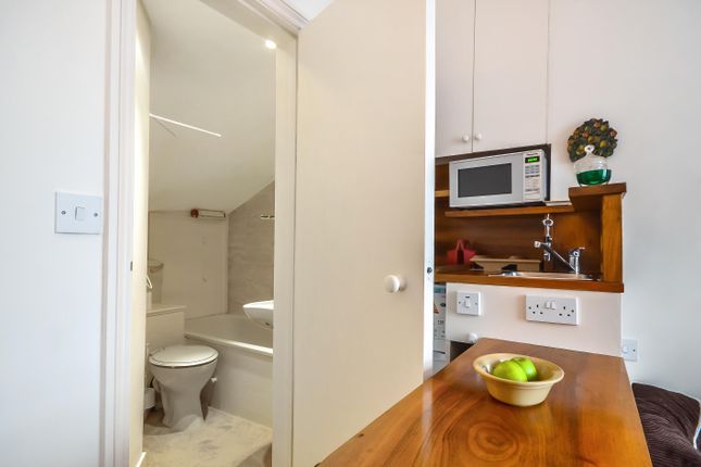 Studio Flat, 39, Charlwood Street, London photo 4